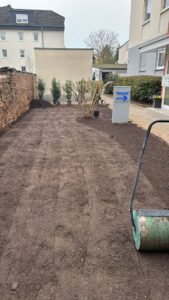 Erdarbeiten im Innenhof: Boden planieren und vorbereiten mit Handwalze – LULA Galabau in Bad Kreuznach