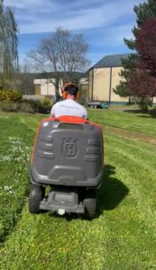 Rasen mähen mit Aufsitzmäher auf großer Grünfläche – LULA Galabau in Bad Kreuznach