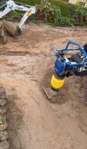 Bodenverdichtung mit Rüttelstampfer bei Erdarbeiten – LULA Galabau Bad Kreuznach